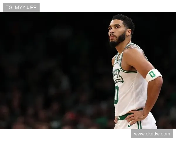 塔图姆精准传球助攻布朗轻松突破篮下完成得分